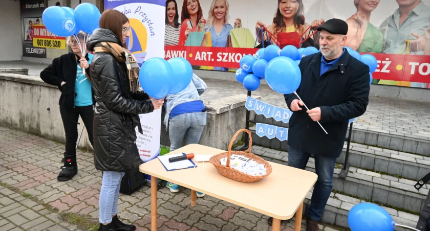 Happening w centrum Mogilna. Razem ku świadomości autyzmu (zdjęcia)