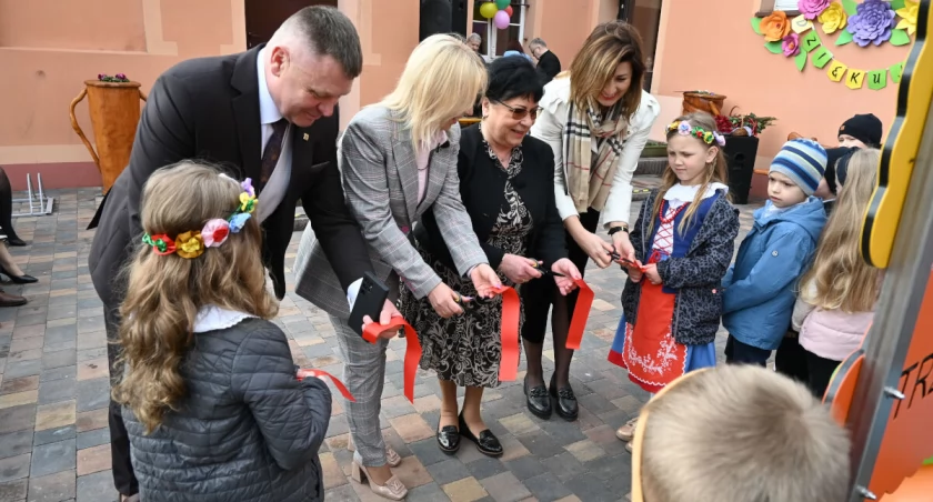 Nowy plac zabaw i nowe łazienki dla przedszkolaków (wideo + zdjęcia)