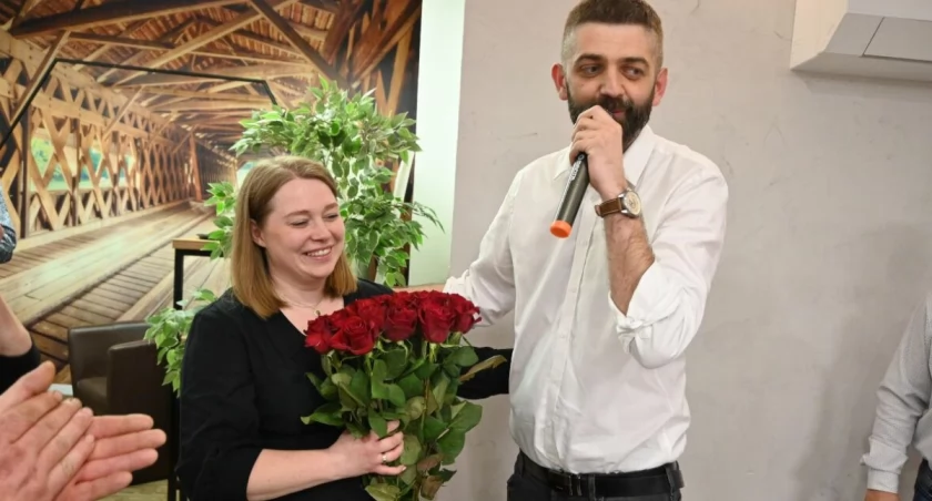 Wieczór wyborczy w sztabie Karola Nawrota. Kwiaty, gratulacje, życzenia i szampan (wideo + zdjęcia)