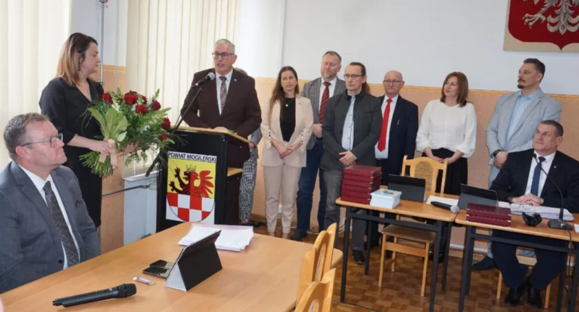Ostatnia sesja Rady Powiatu Mogileńskiego: podziękowania, kwiaty i grawertony (zdjęcia)