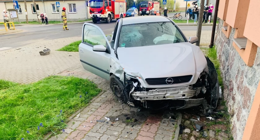 Fiat zatrzymał się na pasach, a opel na ścianie kaplicy
