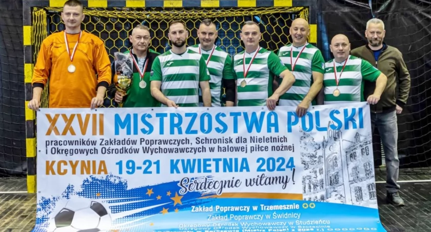 Drużyna pracowników Zakładu Poprawczego w Trzemesznie srebrnym medalistą Mistrzostw Polski