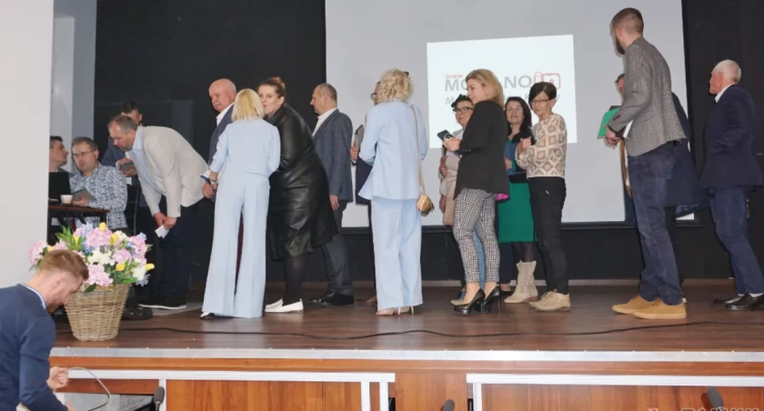 Za czym kolejka ta stoi? Za tabletami po 200 złotych