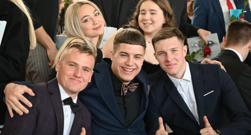 Pożegnanie maturzystów w strzeleńskim Zespole Szkół (wideo + zdjęcia)