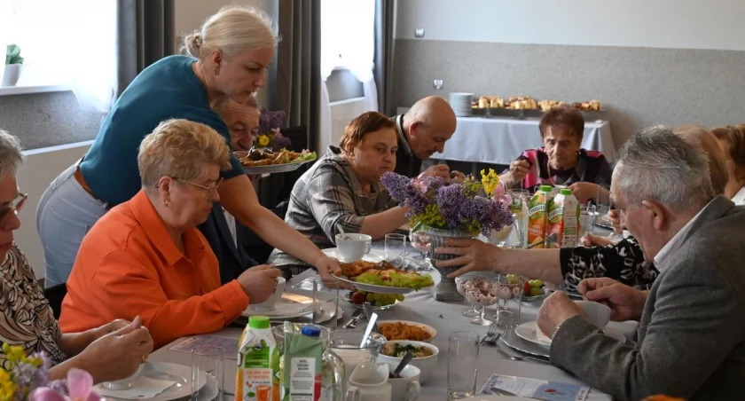 Dali seniorom wspólne chwile (wideo + zdjęcia)