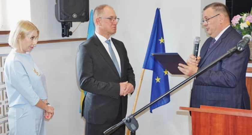 Mąż z córką odebrali nadany Ewie Kwit tytuł Zasłużonej dla gminy Mogilno (zdjęcia)