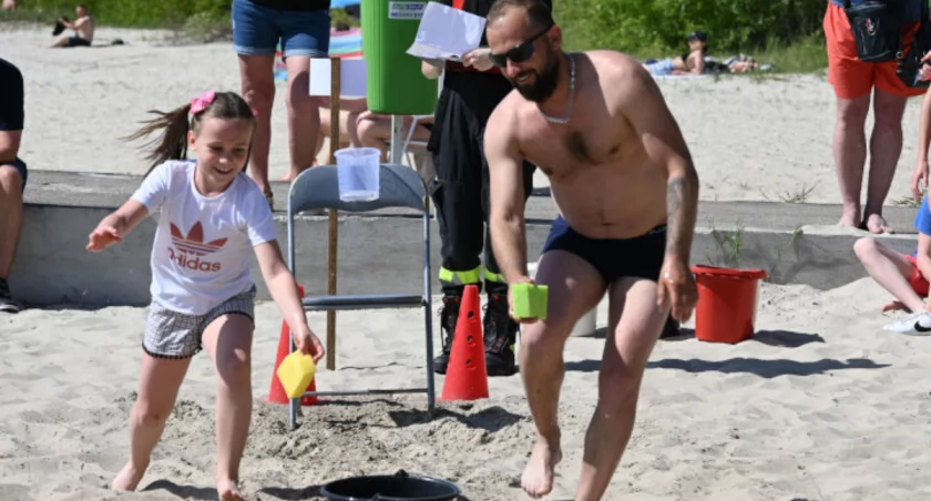 Aktywnie spędzili czas na plaży w Przyjezierzu (wideo + zdjęcia)