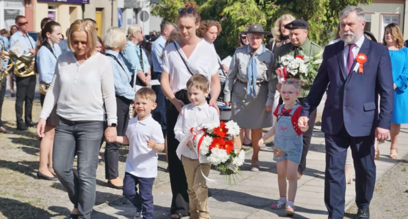 3 maja w Mogilnie: msza w farze, przejście na rynek i złożenie kwiatów (wideo + zdjęcia)