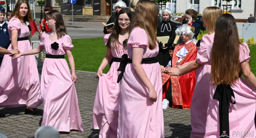 Uroczyste i radosne świętowanie na strzeleńskim rynku (wideo + zdjęcia)