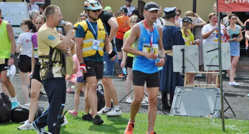 W półmaratonie z Mogilna do Trzemeszna biegło 194 zawodników, w tym 36 kobiet (wideo + zdjęcia)