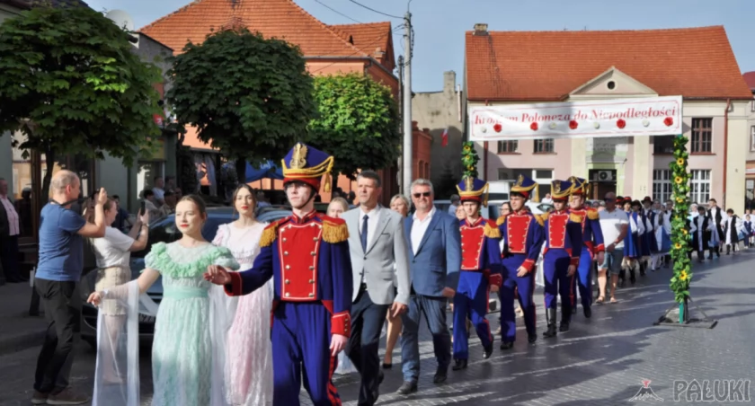 Tanecznym krokiem poloneza podążało 98 par (wideo + zdjęcia)