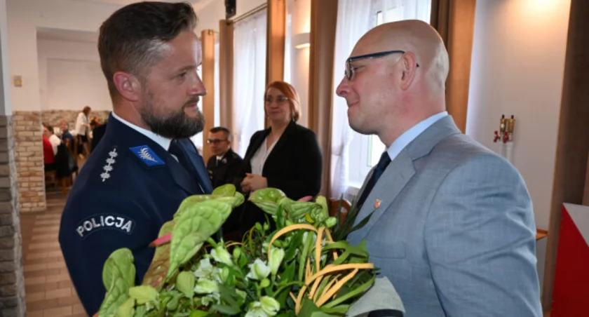 Jacek Misztal symbolicznie przekazał wójtowi Grzegorzowi Matkowskiemu klucze do Urzędu Gminy (wideo + zdjęcia)