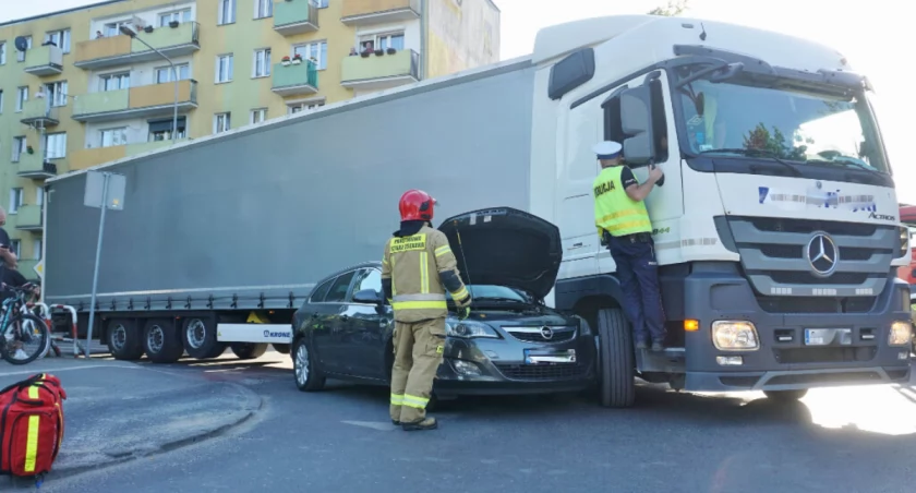 Na ulicy Hallera w Mogilnie. Kolizja ciężarowego mercedesa z oplem (zdjęcia)