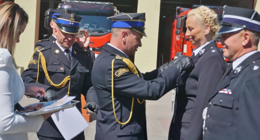 W trakcie uroczystego apelu, strażacy dwa razy wyjeżdżali do akcji (zdjęcia)