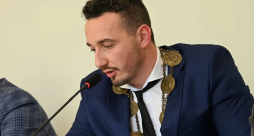 Maksymalna wysokość pensji dla burmistrza Kacpra Lipińskiego. Będzie zarabiał około 18.420 złotych brutto