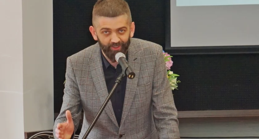 Radni uchwalili pensję dla burmistrza Karola Nawrota: 19.912,40 złotych brutto