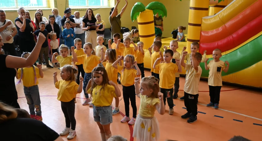 Przedszkole nr 1 w Strzelnie: majowy festyn rodzinny Dla mamy i taty (wideo + zdjęcia)