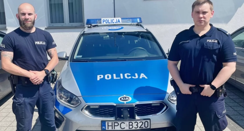 10-latek spadł ze schodów na betonowy chodnik. Pomogli mu dwaj policjanci