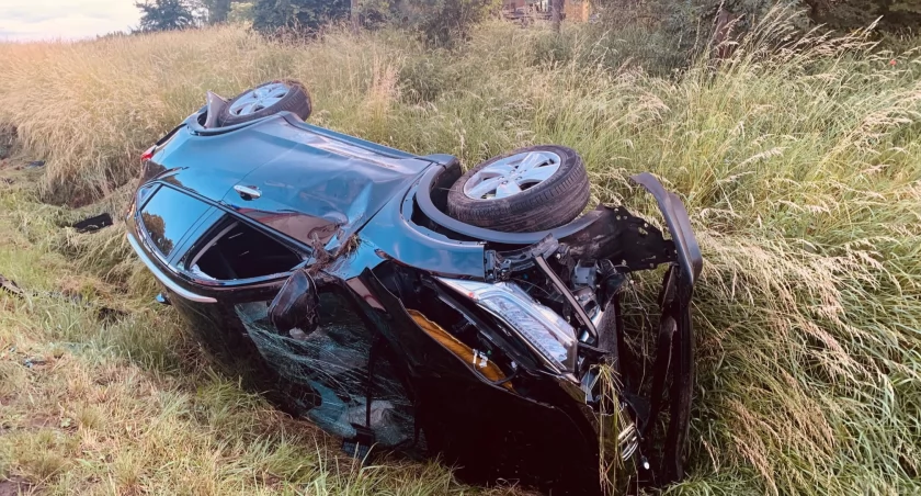 Honda wylądowała w rowie, a renault wjechał na posesją uszkadzając ogrodzenie