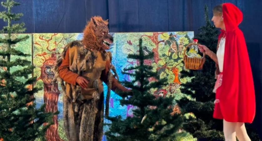 Teatralna przygoda z Czerwonym Kapturkiem. Piotr Cieślik w roli gajowego
