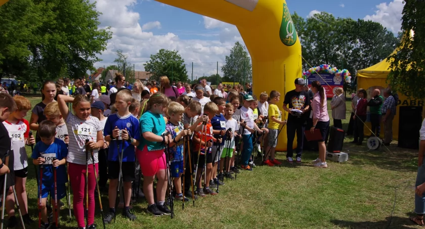 Szkolny Spacer Zdrowia. Zawody nordic walking w Parlinie dla ponad 150 uczniów
