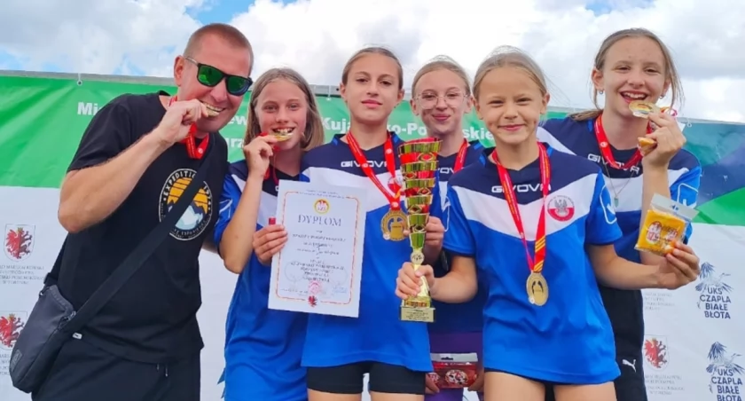 Drużyna dziewcząt Zespołu Szkół w Dąbrowie mistrzyniami województwa w trójboju lekkoatletycznym