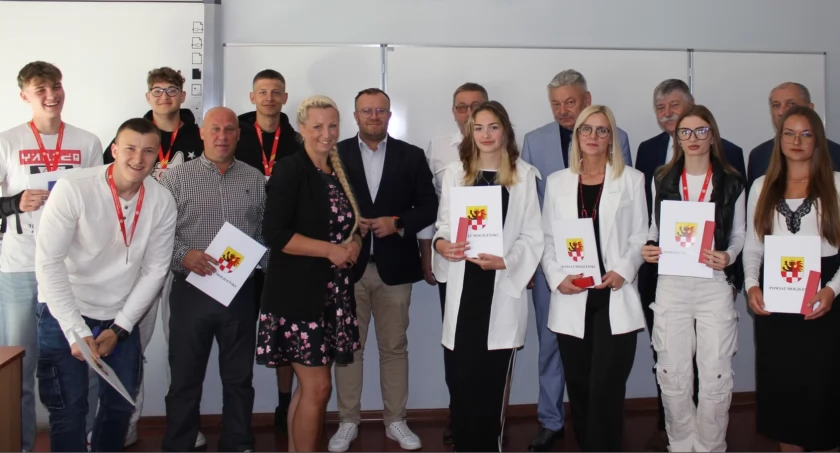 Upominki od starosty dla uczniów i nauczycieli Zespołu Szkół w Strzelnie