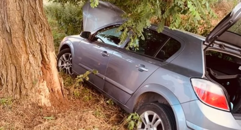 Bystrzyca - opel astra w przydrożnym rowie