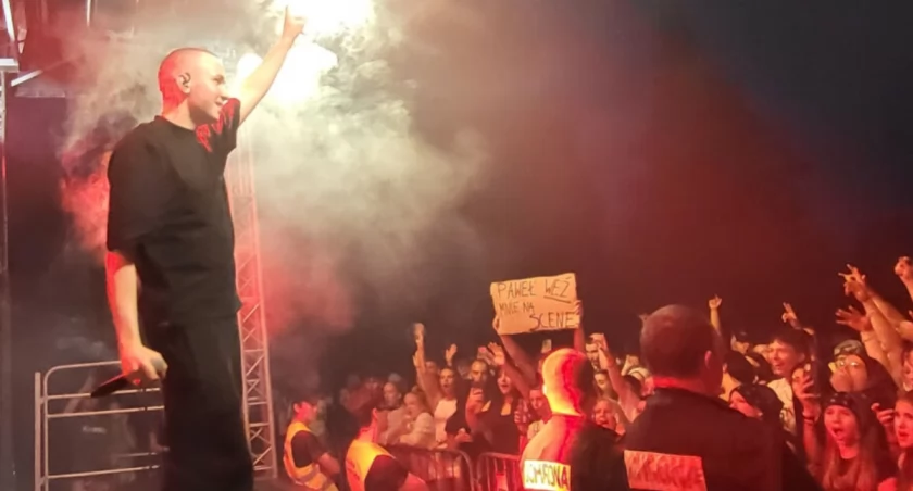 Wakacyjna rap nawijka z Zeamsone w strugach deszczu