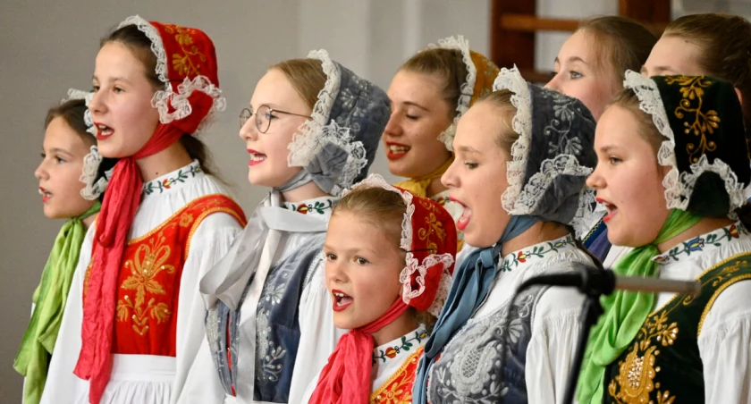 Lato z folklorem. Strzecha zaprezentowała nowe układy taneczne
