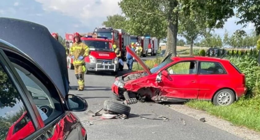 Zderzenie dwóch samochodów kilka metrów za granicą powiatu