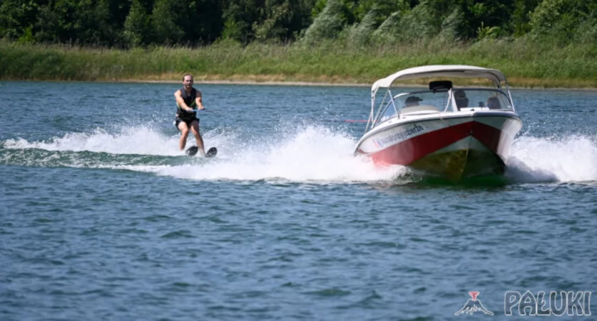 Lato z motorowodniakami na przyjezierskiej plaży