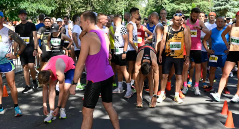 VII Bieg Przyjaźni  w Przyjezierzu. Z ulicy Świerkowej wystartowało 215 biegaczy