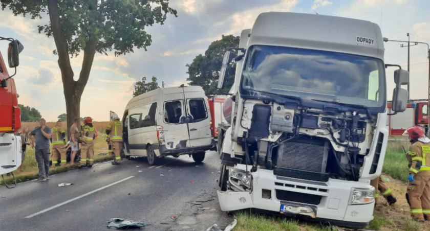W Olszy doszło do zderzenia samochodu dostawczego z tirem. 1 osoba ranna