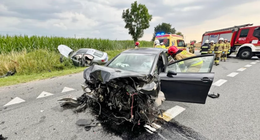 Zderzenie skody z seatem na krajowej 15 w Wylatowie
