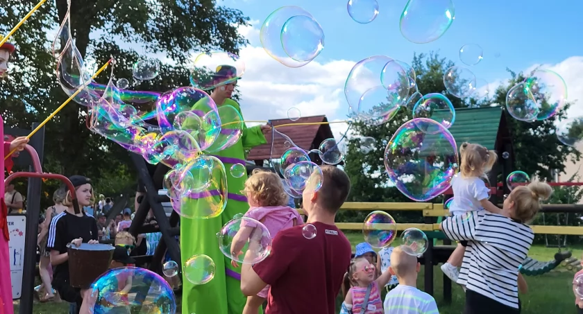 Dmuchańce, konkursy i gofry - wakacyjny piknik w Marcinkowie