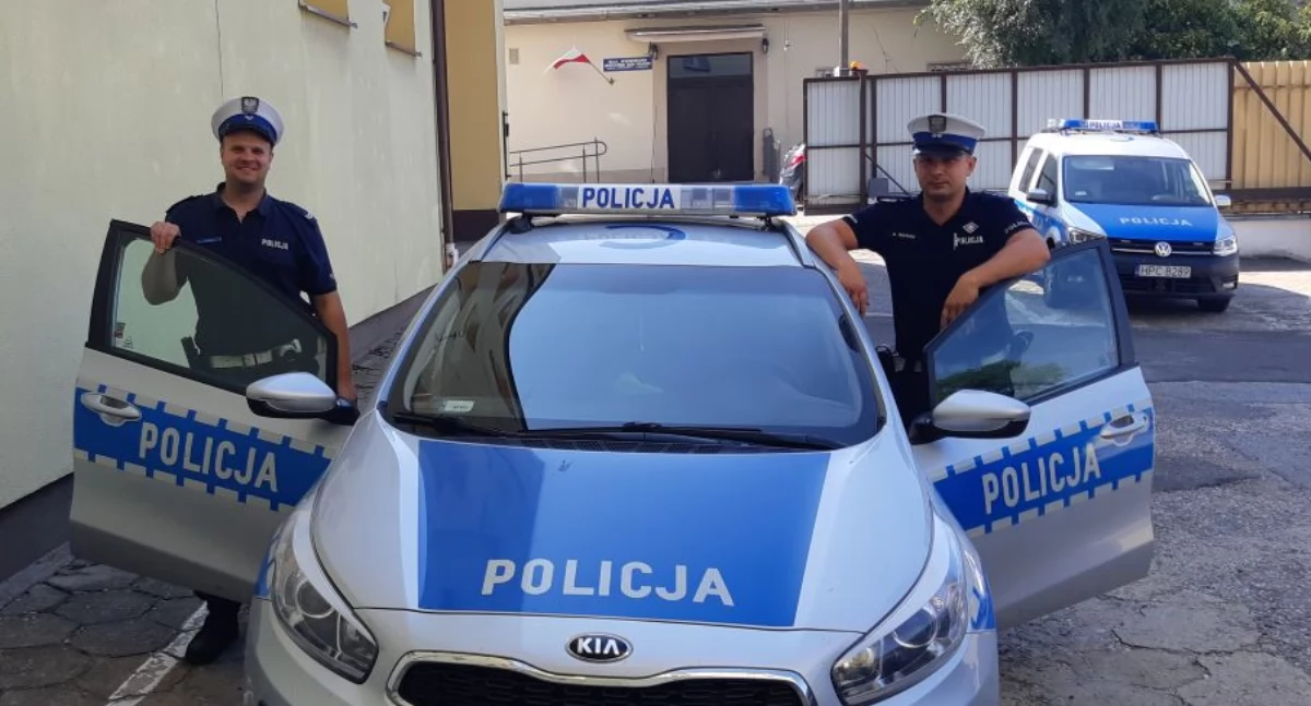 Policjanci eskortowali do szpitala samochód z ugryzioną przez osę kobietą