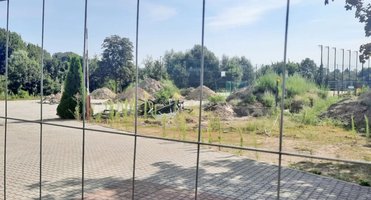 Jak posadowić halę przy SP 2 w Mogilnie. Po odwiertach geologicznych, trwają badania próbek gruntu