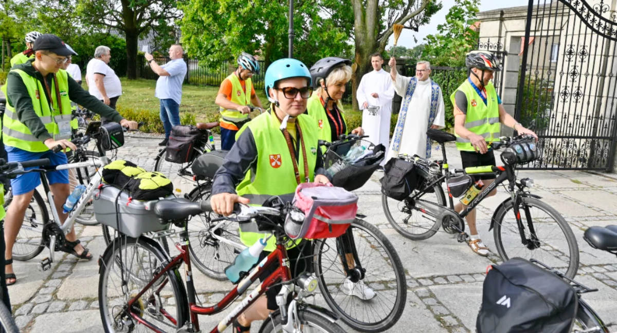 Rowerami podążają do Czarnej Madonny