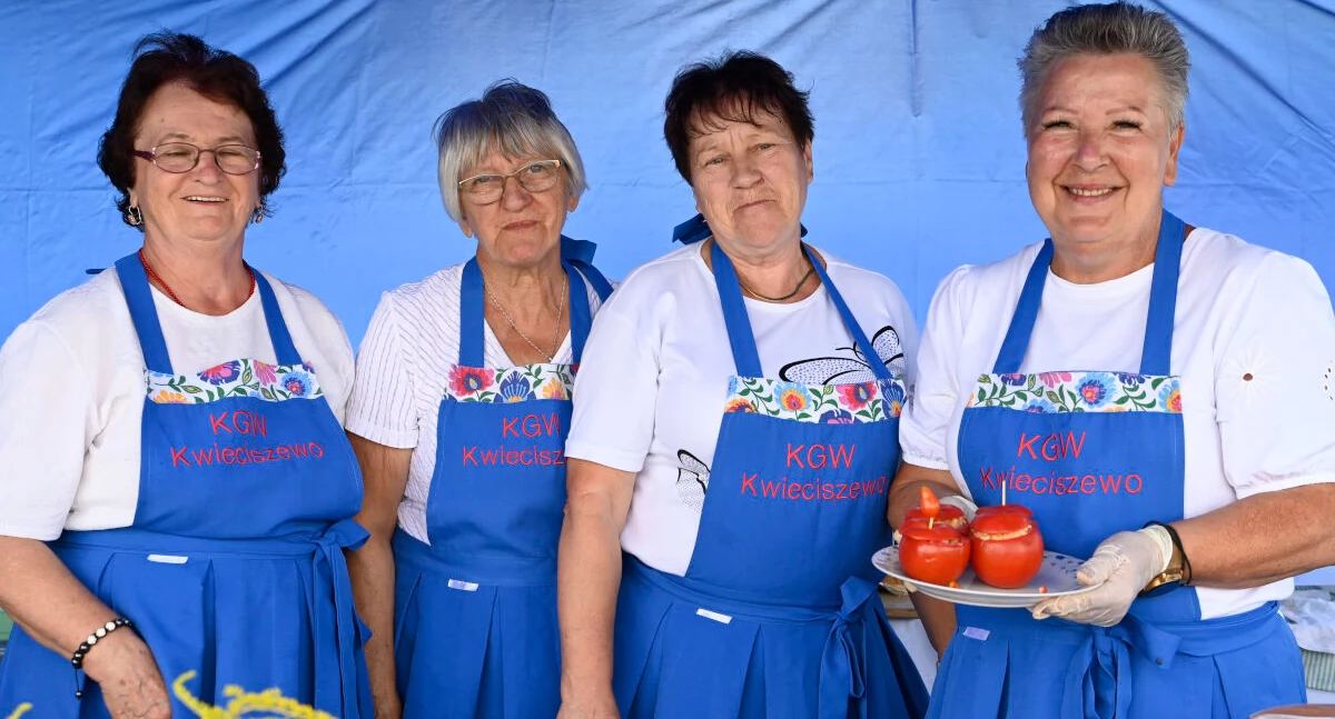 I miejsce za faszerowane pomidory dla KGW w Kwieciszewie. W nagrodę zestaw patelni