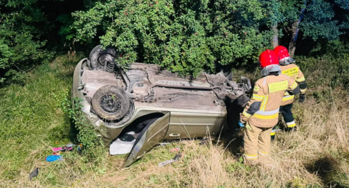 Opel lądował na dachu w przydrożnym rowie