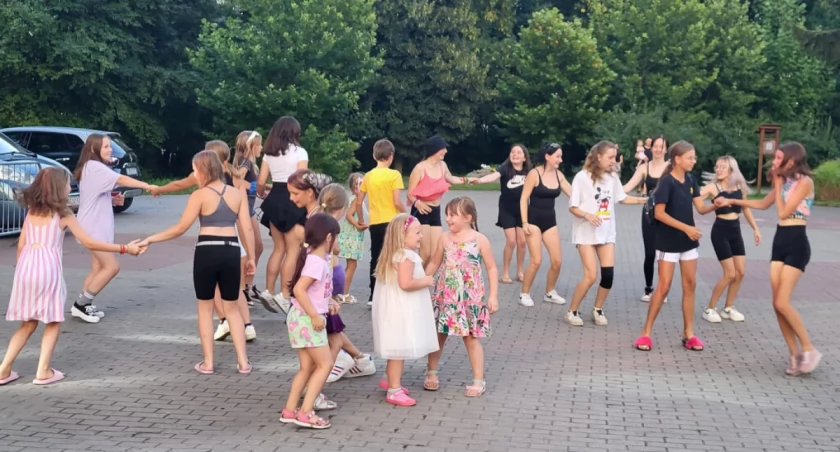 Roztańczony parkiet w miejskim parku. Muzykę dla wszystkich puszczał DJ Arturro