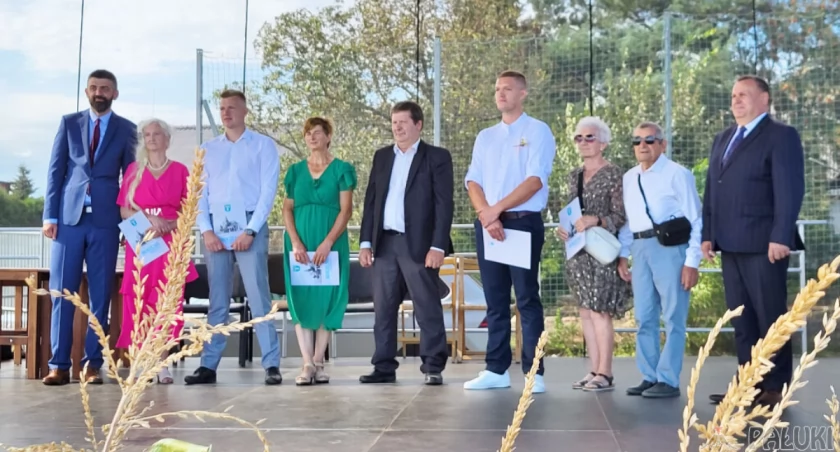 Dożynki gminne w Zbytowie. Delegacje sołectw, wyróżnieni rolnicy, koncert Teresy Werner