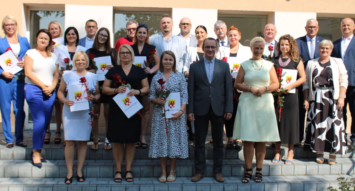 Akty awansu na stopień mianowany odebrało 16 powiatowych nauczycieli