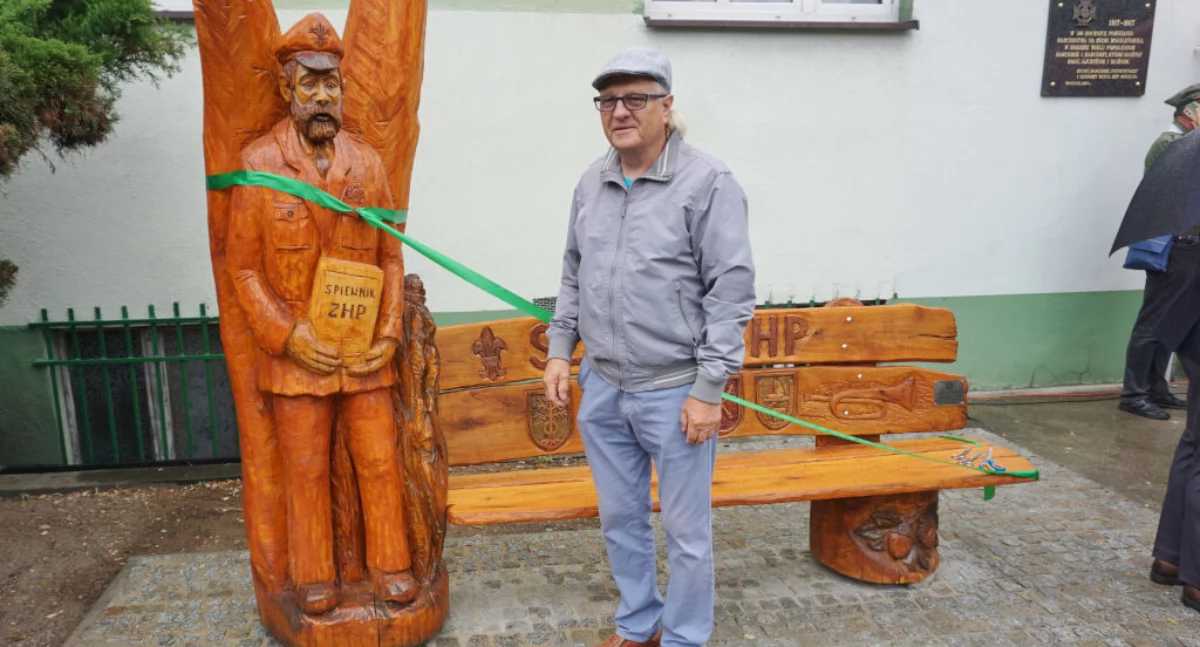 Przed harcówką w Mogilnie odsłonięto Ławeczkę Seniora ZHP (fotogaleria)