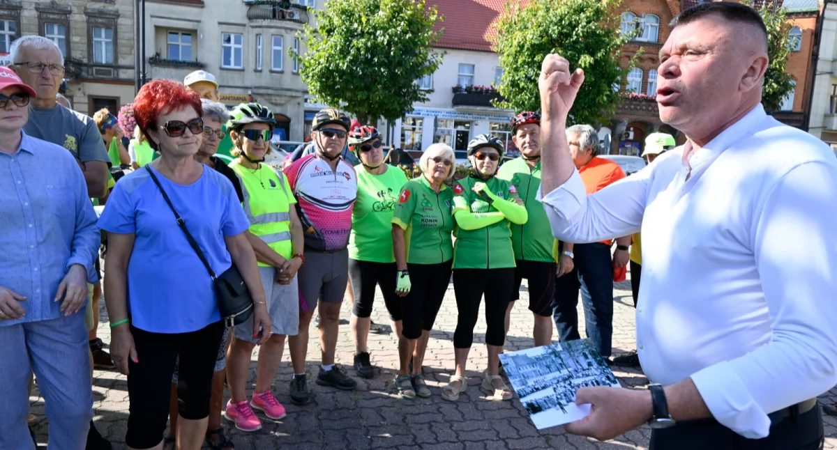 Przemierzając rowerami trasę Strzelno-Wymysłowice-Markowice-Ludzisko-Ciechrz, poznawali historię regionu