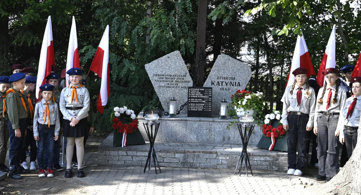 Rocznicowe uroczystości w Strzelnie pod Pomnikiem Ofiar Katynia (film + zdjęcia)