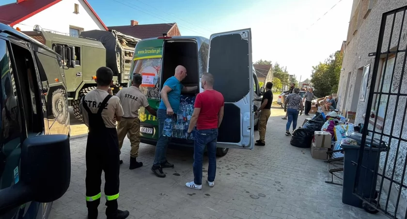 OSP Dąbrowa pomaga powodzianom w Lewinie Brzeskim (zdjęcia)