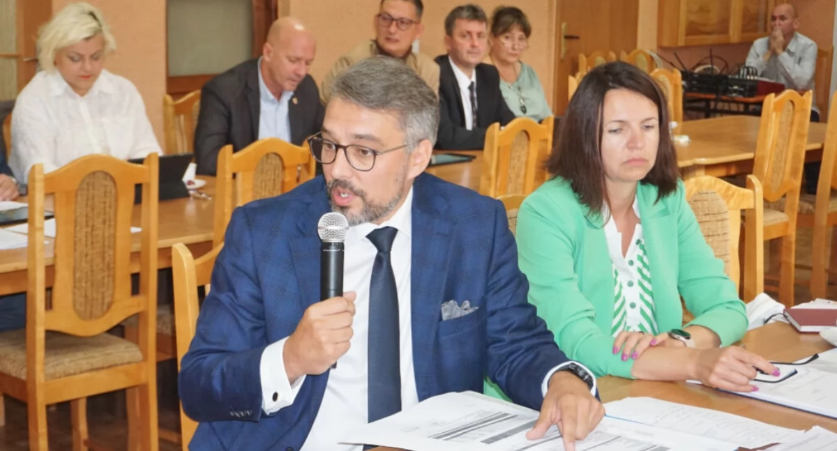 Szeregowym pracownikom SPZOZ mówią o oszczędzaniu. P.o. dyrektora Jan Gessek zarabia 25.000 złotych brutto