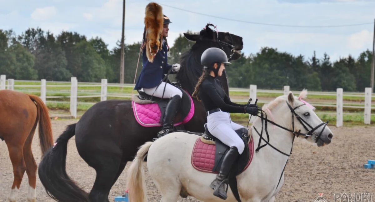 Kadryl na koniach, gonitwa za lisem, hobby horse i myśliwska biesiada. Hubertus w Stajni Łąkie (film + zdjęcia)